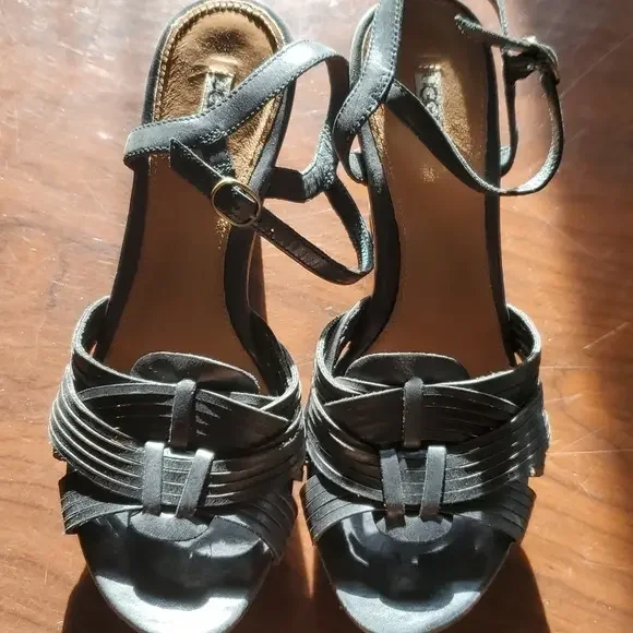 Ugg heels. - Picture 1 of 6